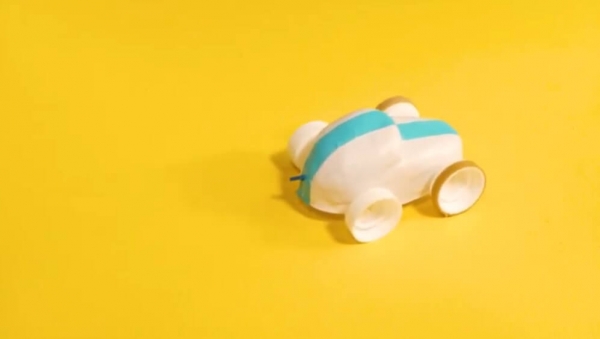 教導小朋友利用真空成型吸塑製作自己小型模型車